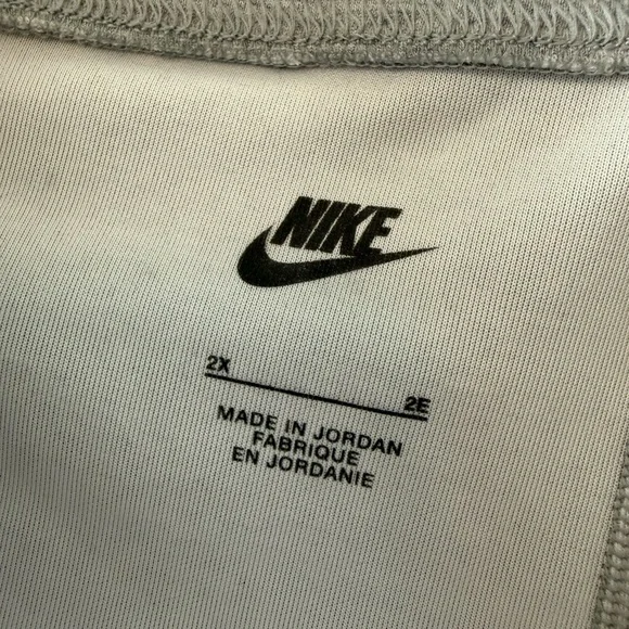 Nike Heather Gray High-Rise Tight Fit 8” Shorts NWT - Picture 5 of 9